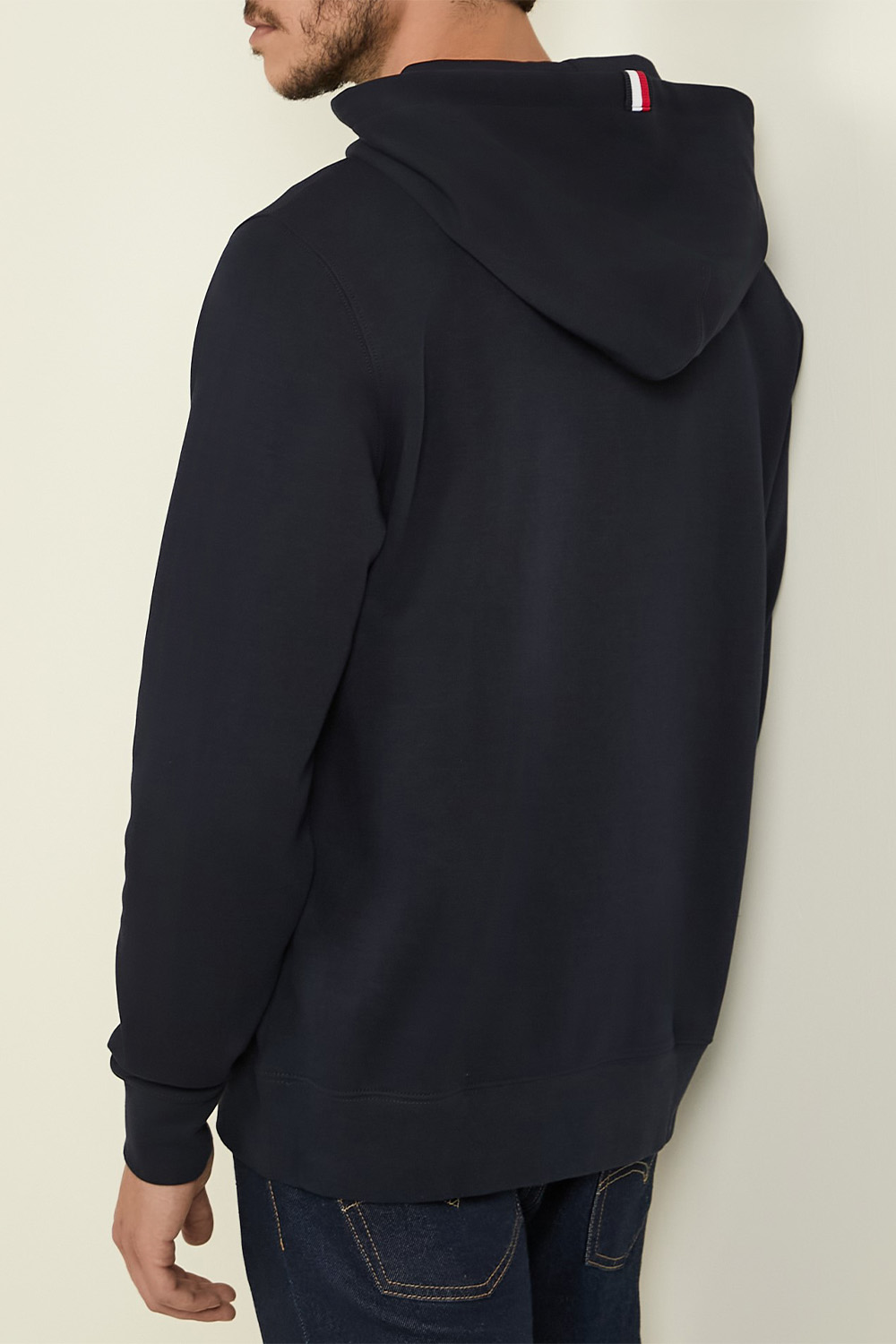 תמונת דוגמן אחורית של סווטשירט קפוצ'ון