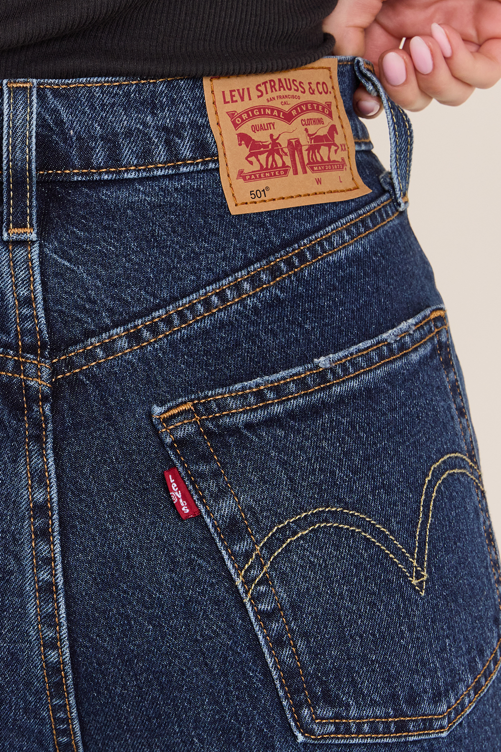 תמונת תקריב דוגמן של מכנסי ג'ינס 501 בגזרה ישרה