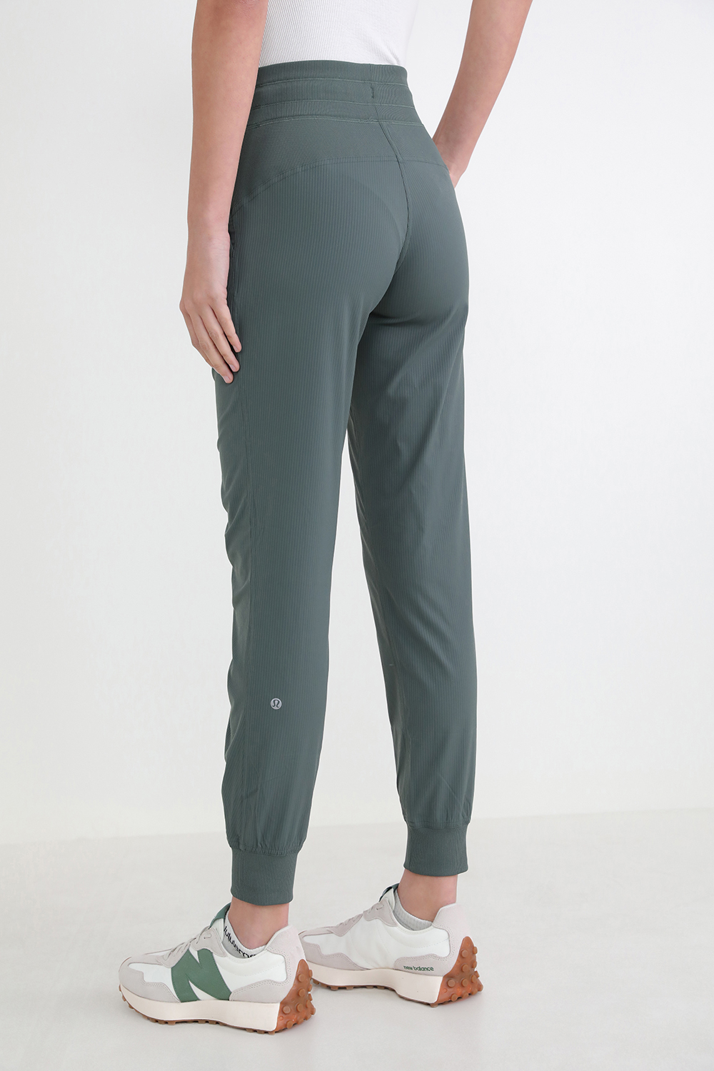 תמונת דוגמן אחורית של Dance Studio Mid-Rise Jogger