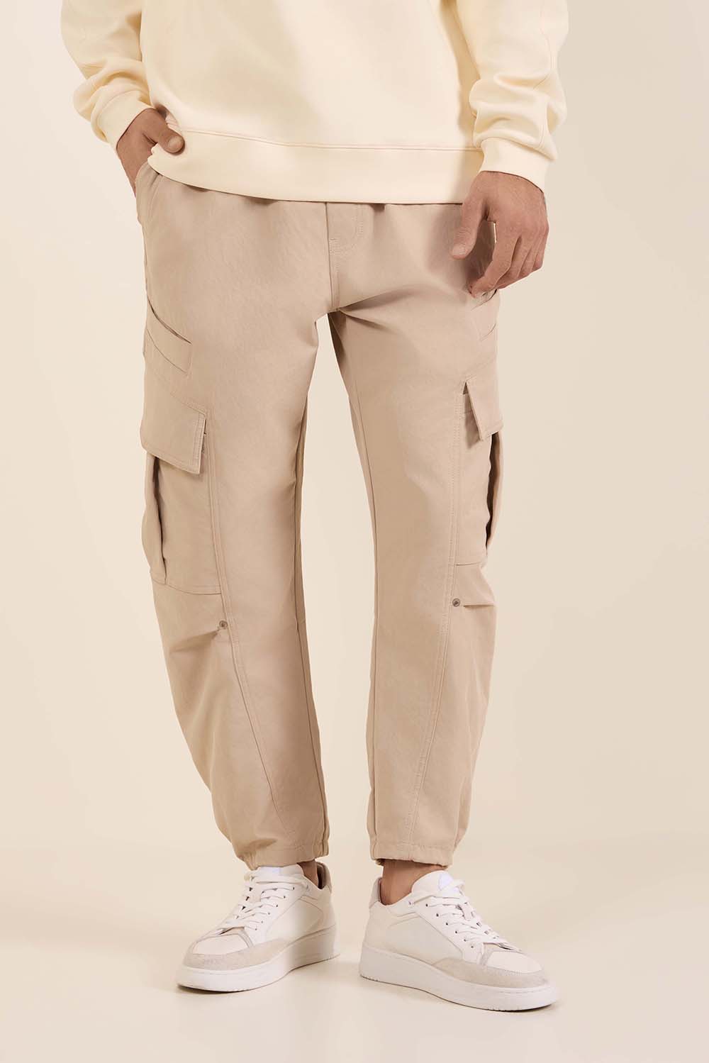 תמונת דוגמן קידמית של מכנסי קרגו