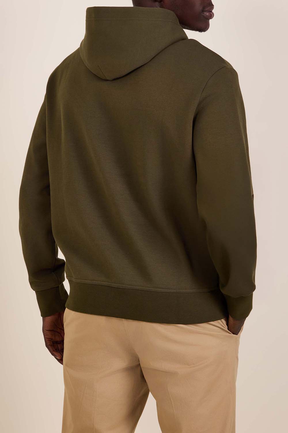 תמונת דוגמן אחורית של סווטשירט קפוצ'ון