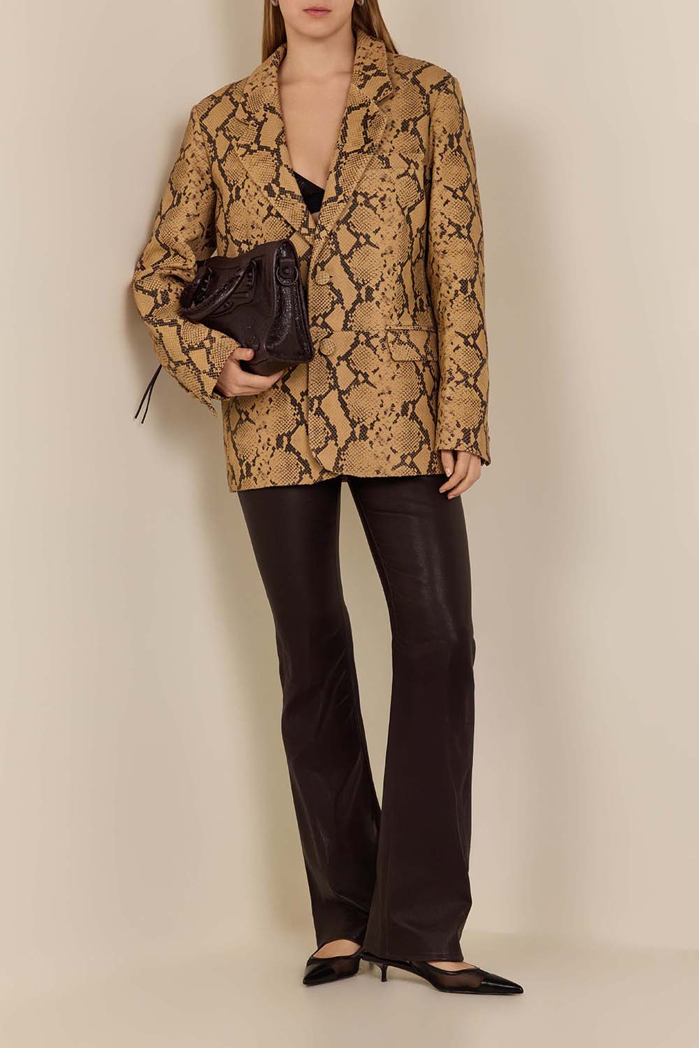 תמונת דוגמן קידמית של נעלי סלינגבאק רשת