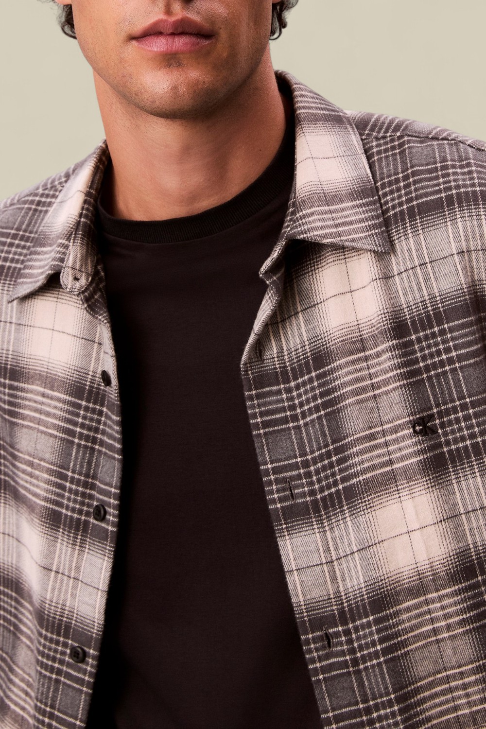 תמונת תקריב דוגמן של חולצת כפתורים פלאנל