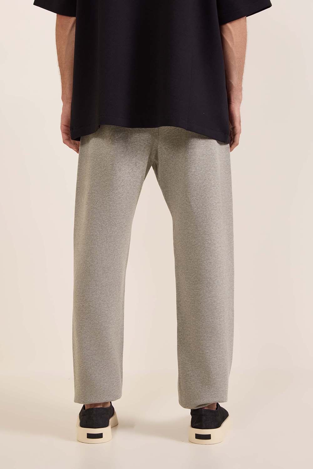 תמונת תקריב דוגמן של מכנסי טרנינג