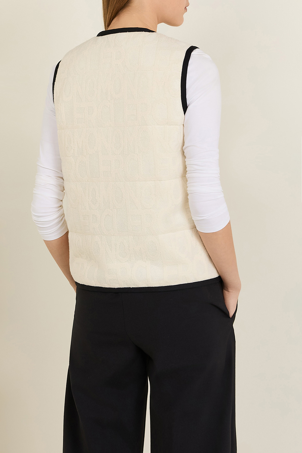 תמונת דוגמן אחורית של וסט