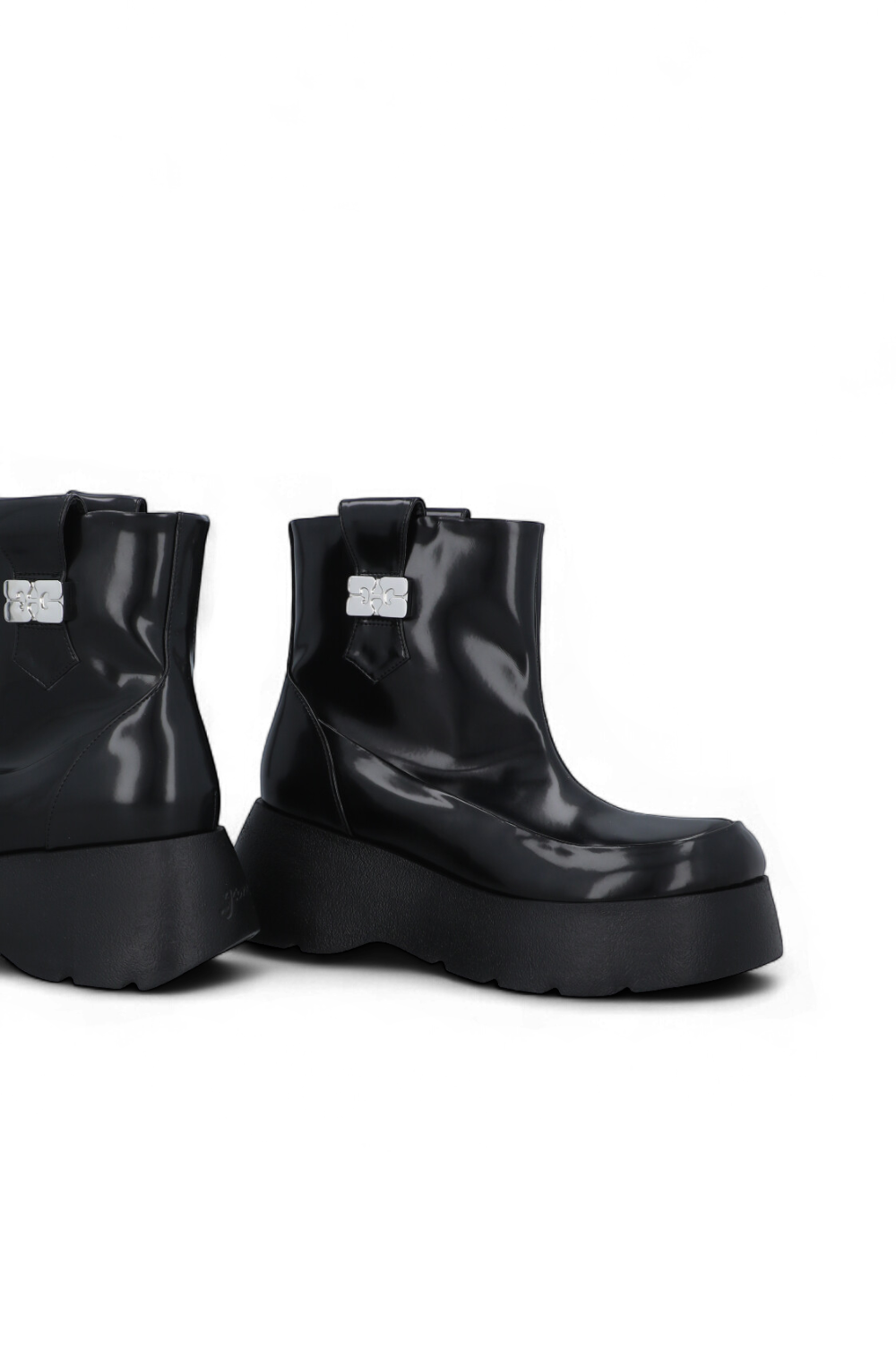 תמונת תקריב של מגפוני קאט לואו