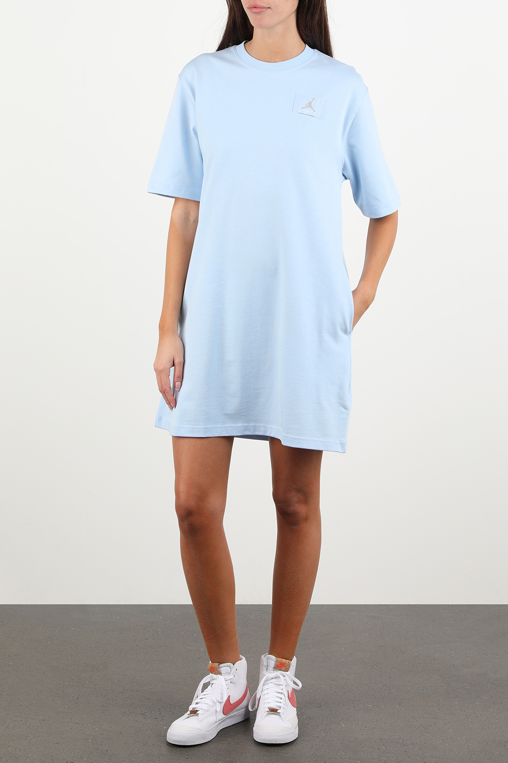 תמונת דוגמן קידמית של נעלי ספורט בלייזר 77 גבוהות בגווני ורוד ולבן