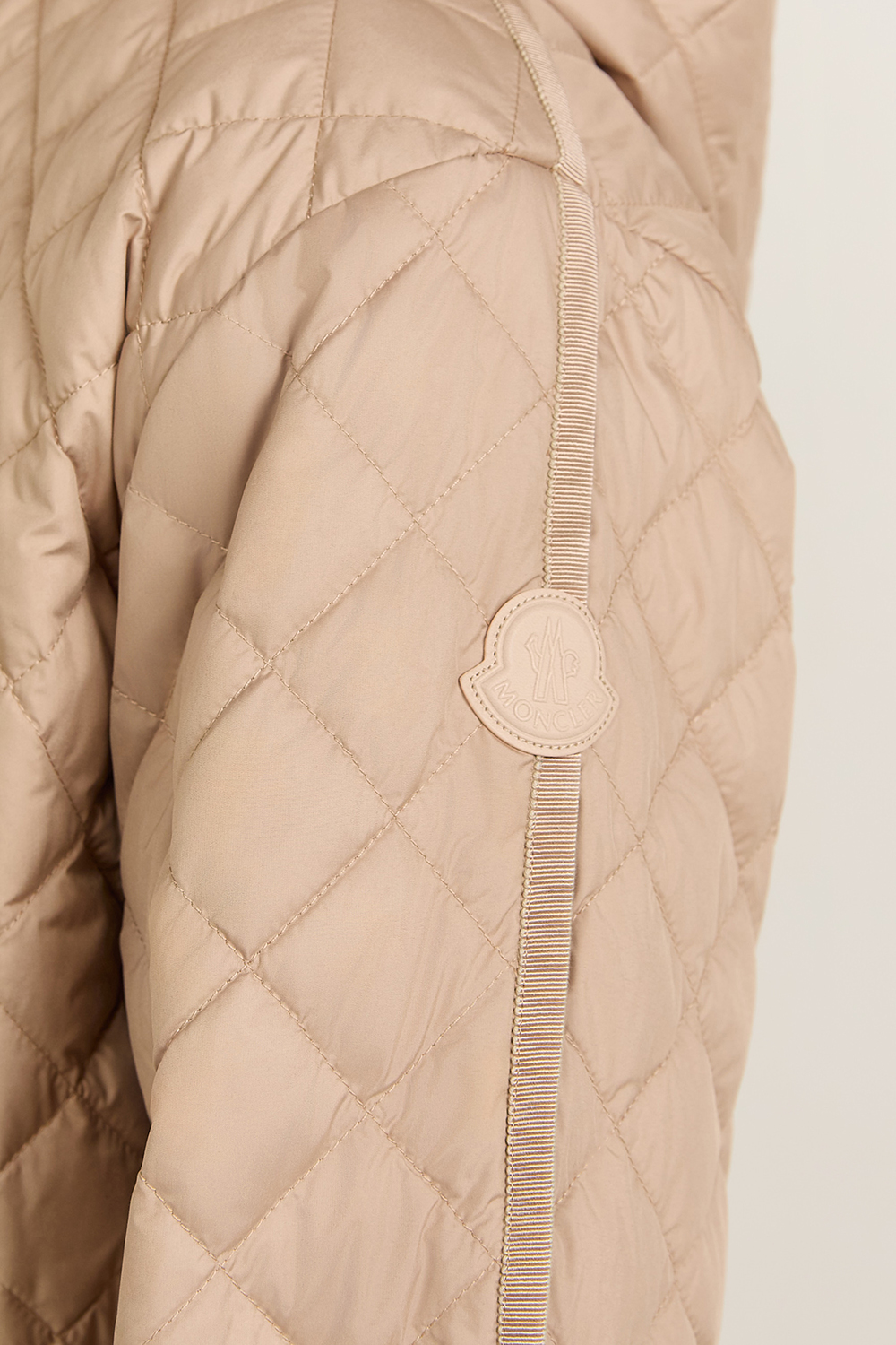 תמונת תקריב דוגמן של מעיל פוך