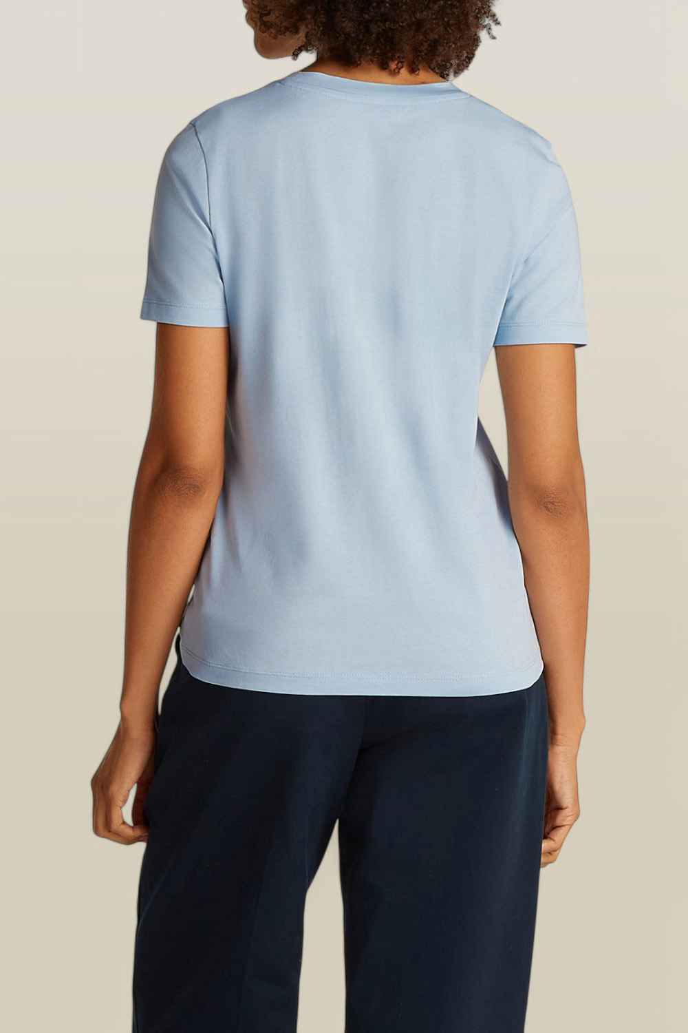 תמונת דוגמן אחורית של חולצת טי