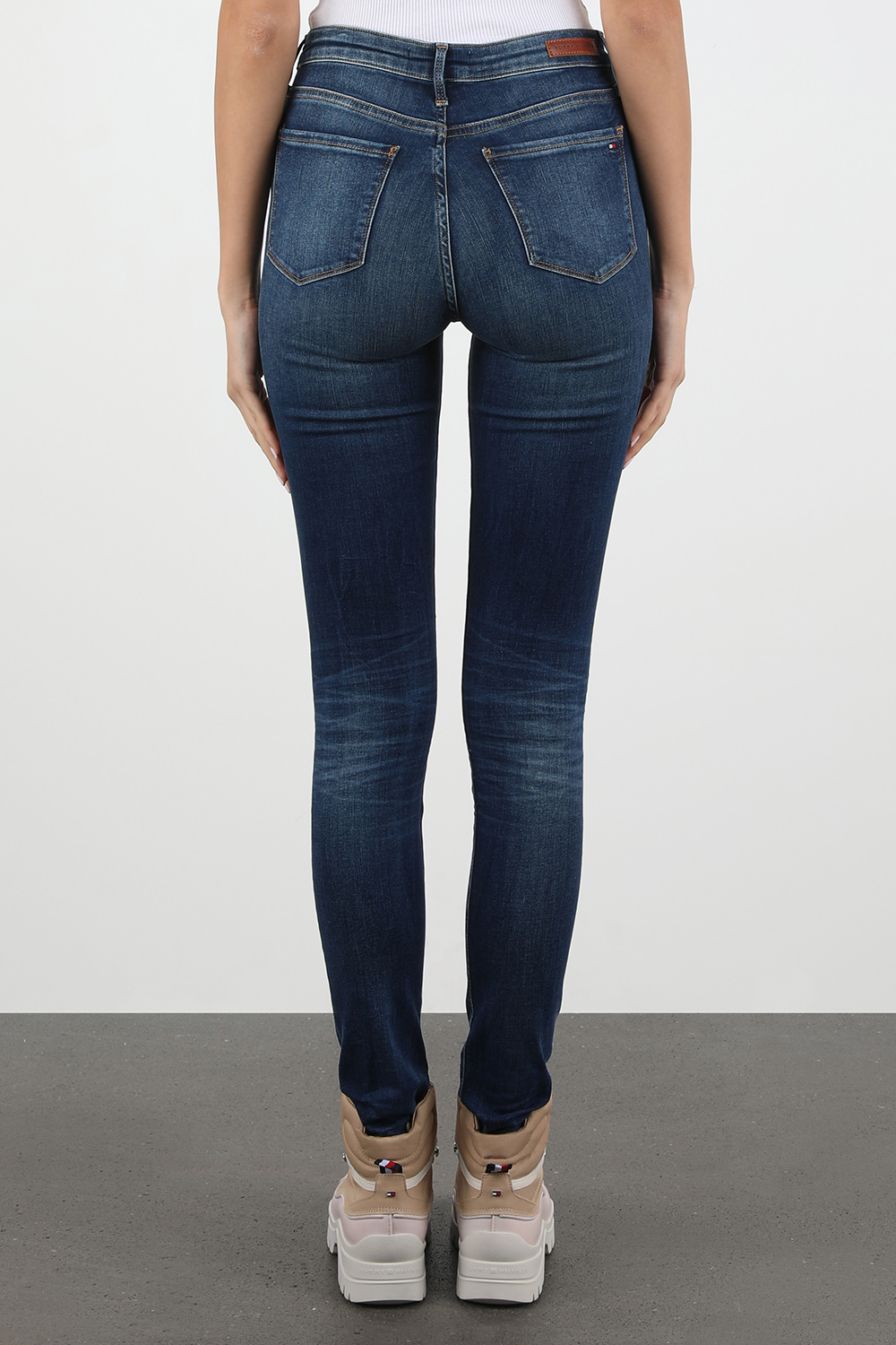 תמונת דוגמן אחורית של מכנסי ג'ינס סקיני בשטיפה כחולה דהויה