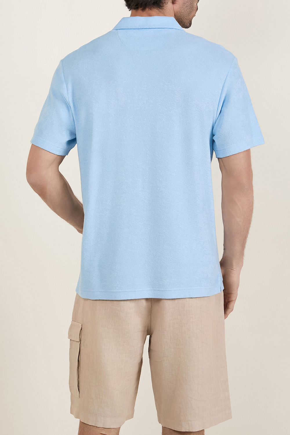 תמונת דוגמן אחורית של חולצת פולו קצרה