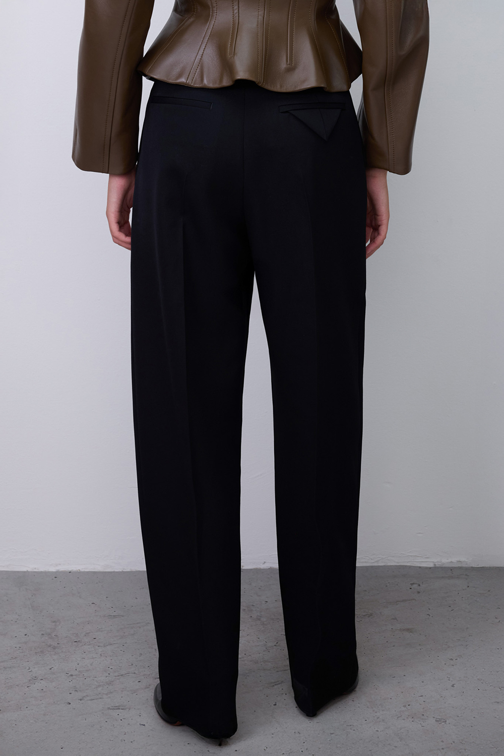 תמונת דוגמן אחורית של מכנסיים שחורים מחויטים