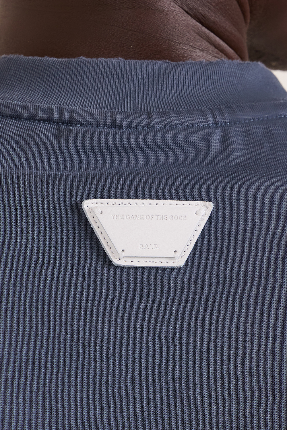 תמונת תקריב דוגמן של חולצת טי אוברסייז