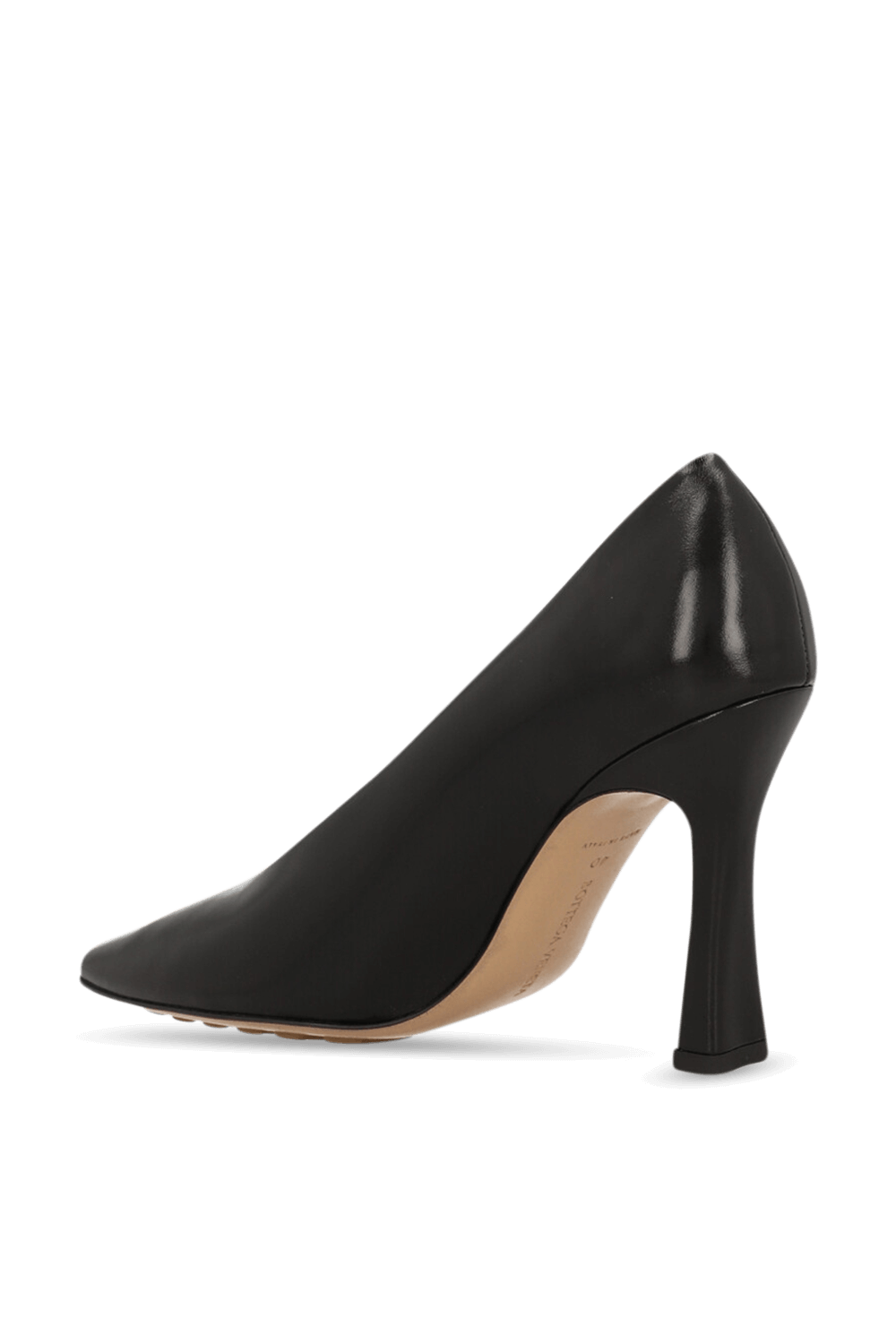 תמונה אחורית של נעלי עקב סליפ און