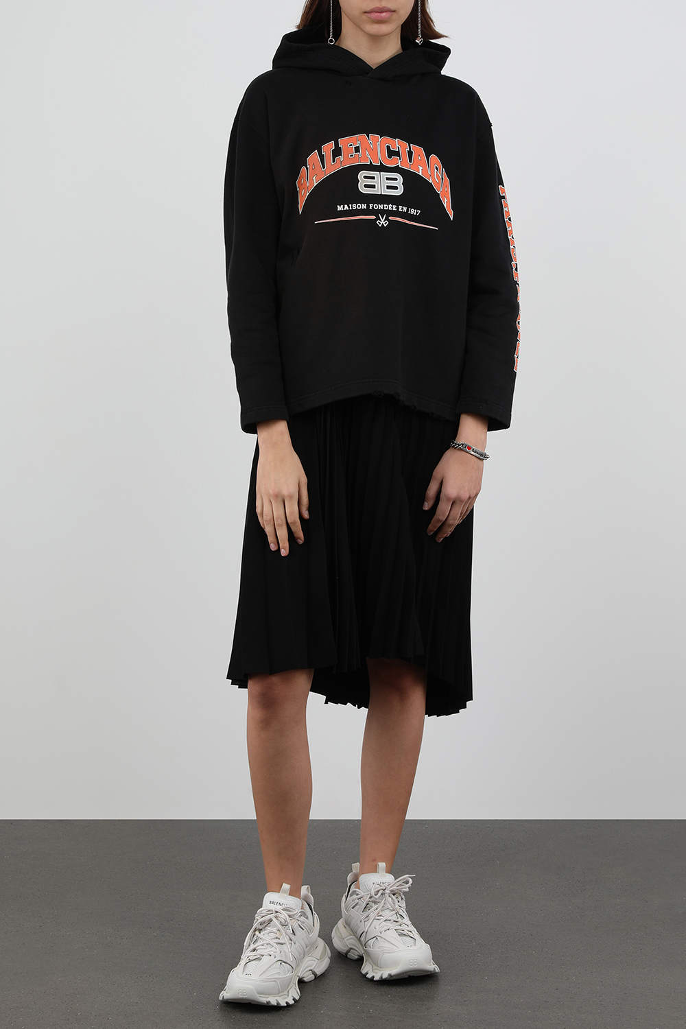 תמונת דוגמן קידמית של צמיד גורמט כסוף ממותג