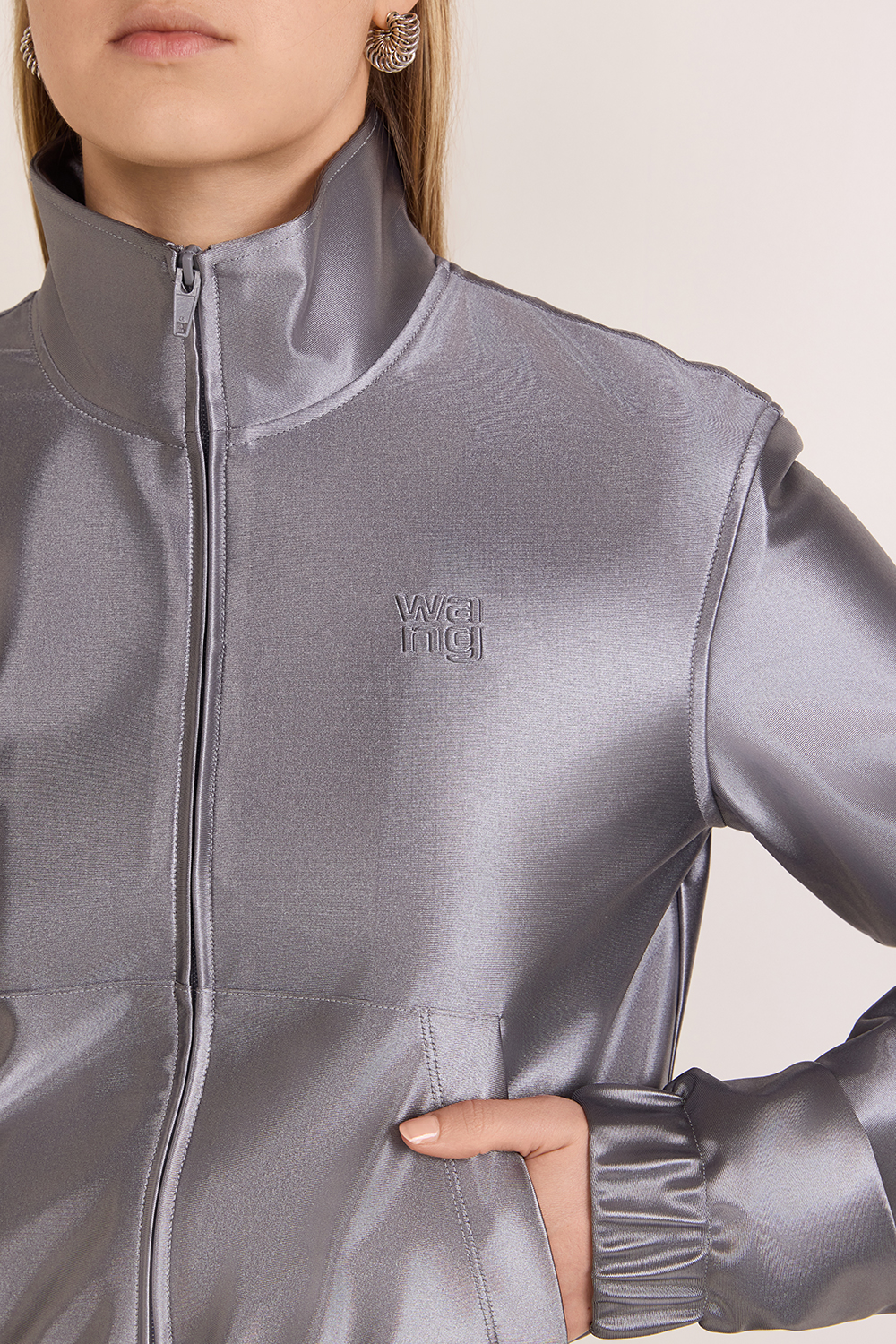 תמונת תקריב דוגמן של סווטשירט עם רוכסן