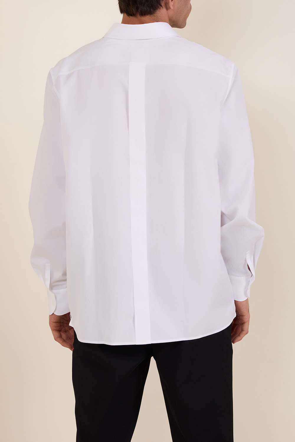 תמונת דוגמן אחורית של חולצת כפתורים