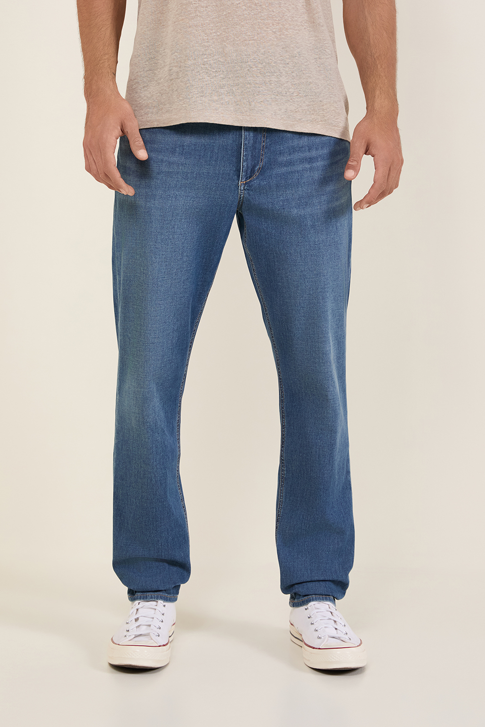 תמונת דוגמן קידמית של מכנסי ג'ינס