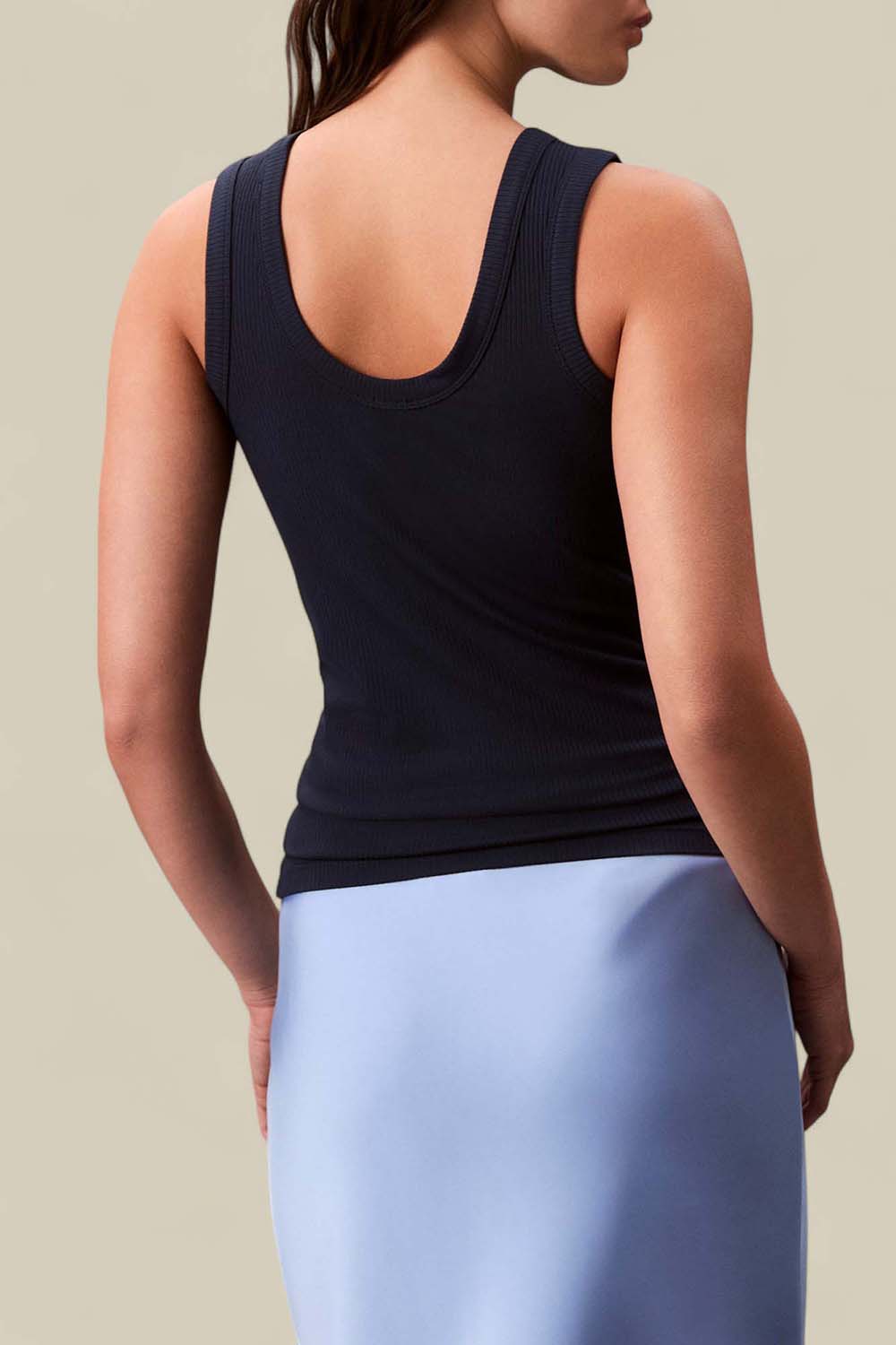 תמונת דוגמן אחורית של גופיית ריב