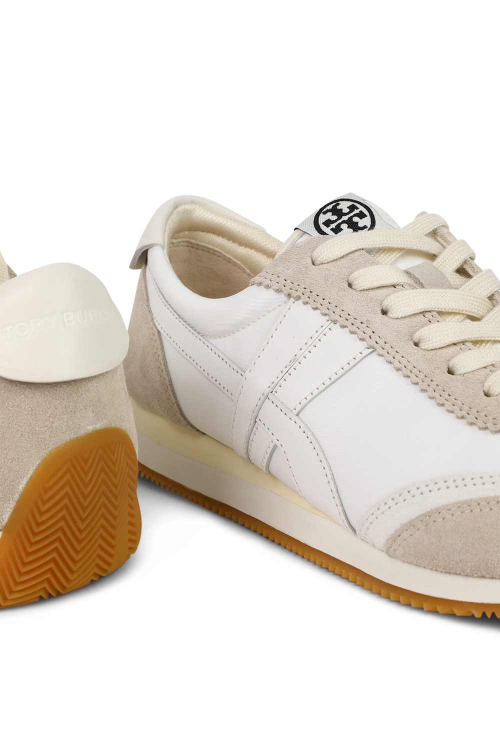 תמונת תקריב של סניקרס האנק מעור זמש