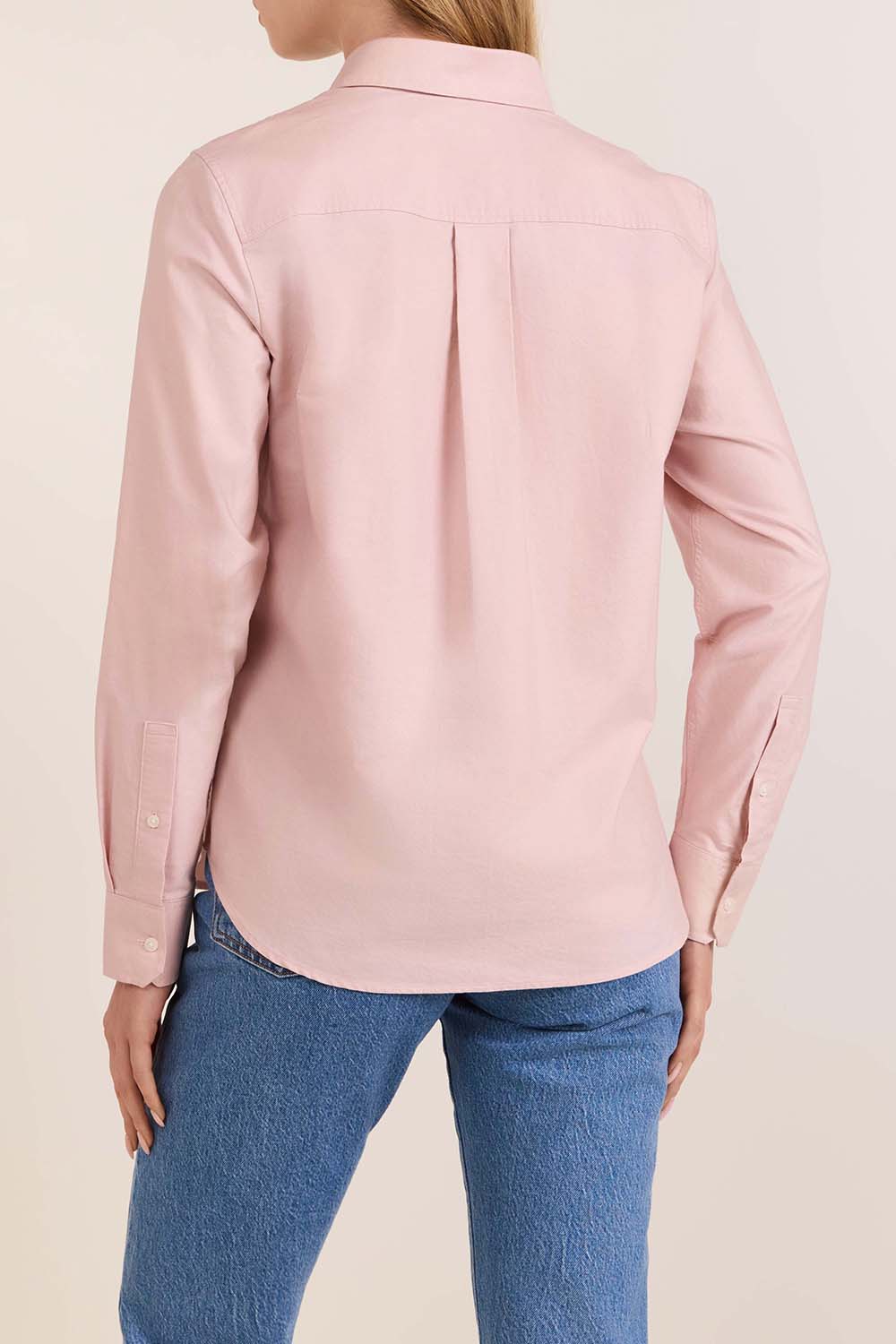 תמונת דוגמן אחורית של חולצת כפתורים אוקספורד