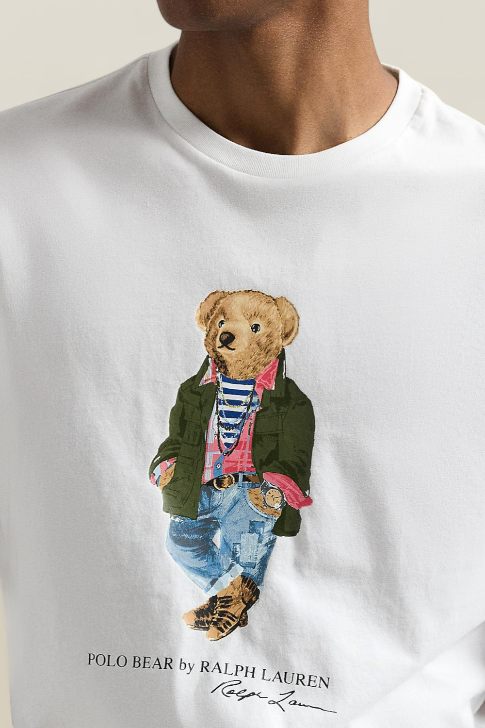 תמונת תקריב דוגמן של חולצת טי עם הדפס דובי