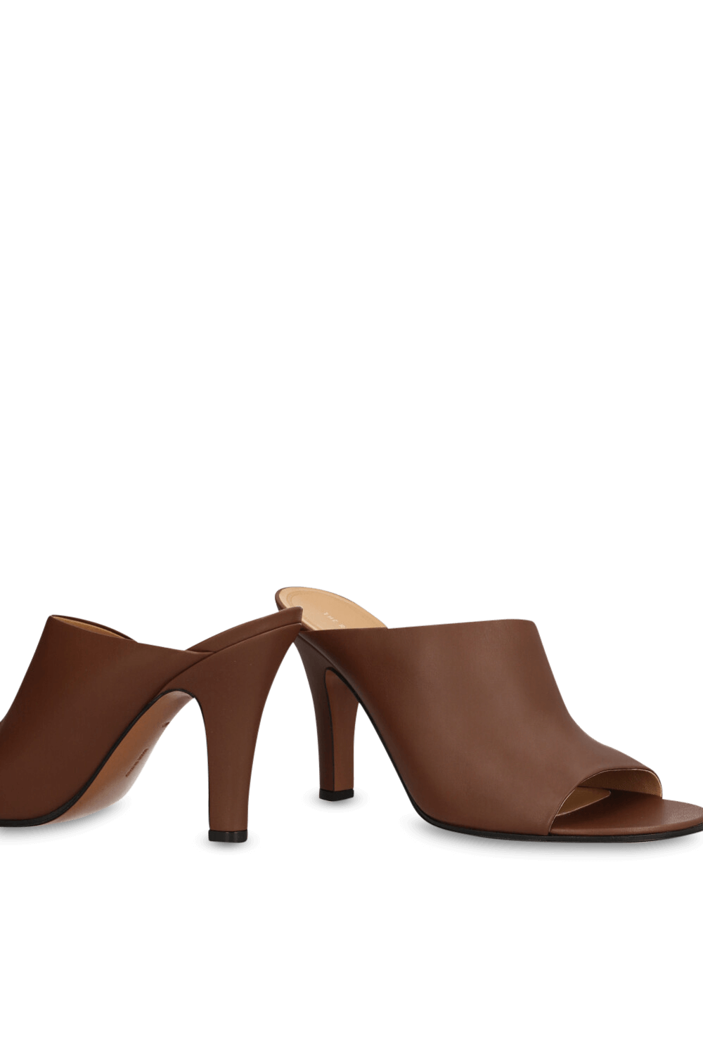 תמונת תקריב של נעלי מיולס עקב