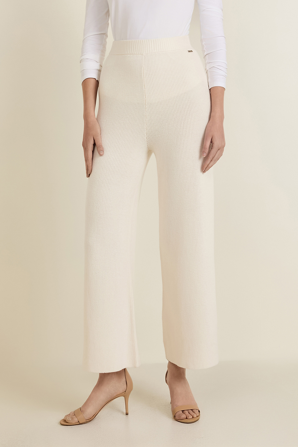 תמונת דוגמן קידמית של מכנסי סריג מוויסקוזה