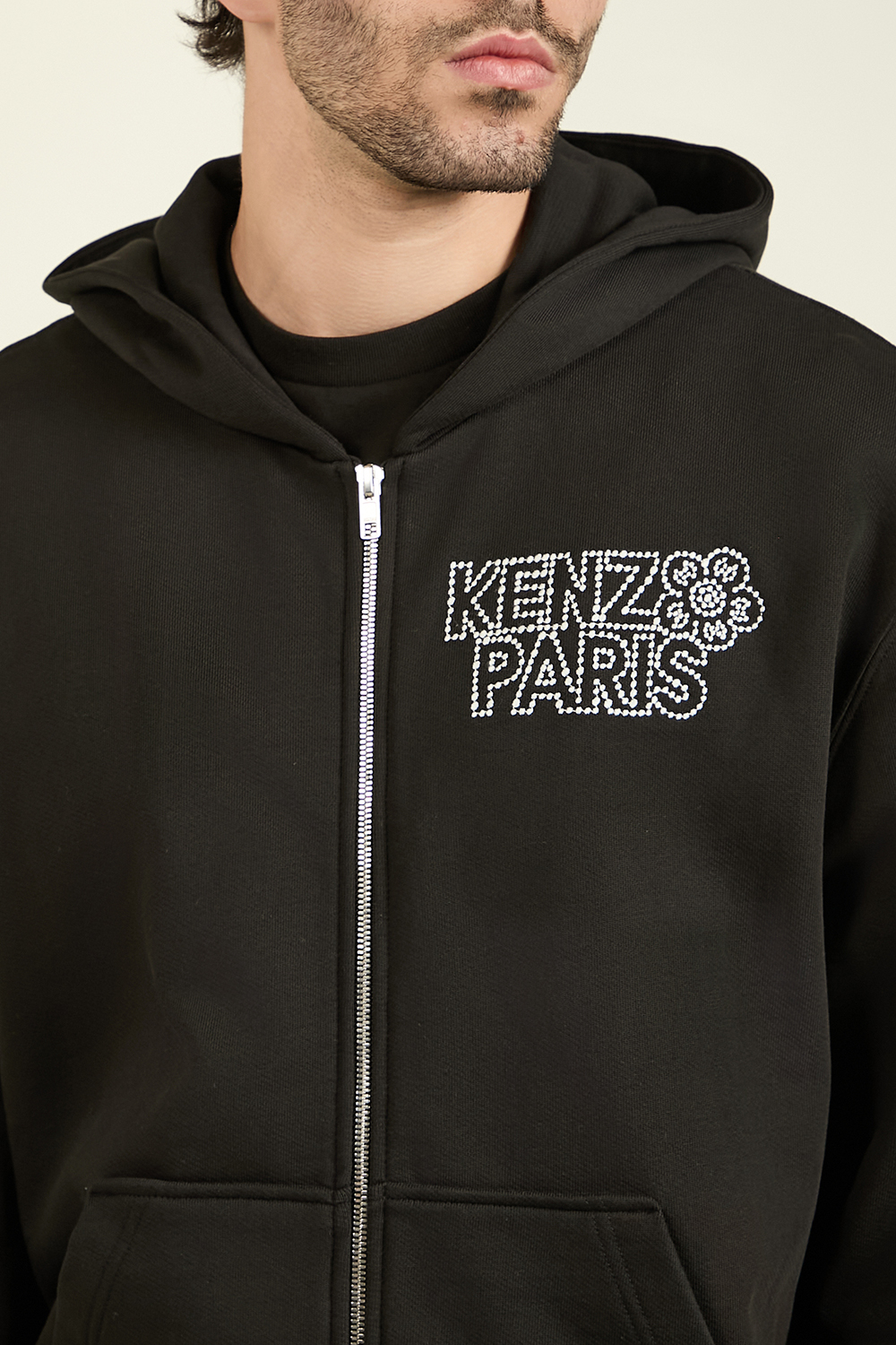 תמונת תקריב דוגמן של סווטשירט עם רוכסן