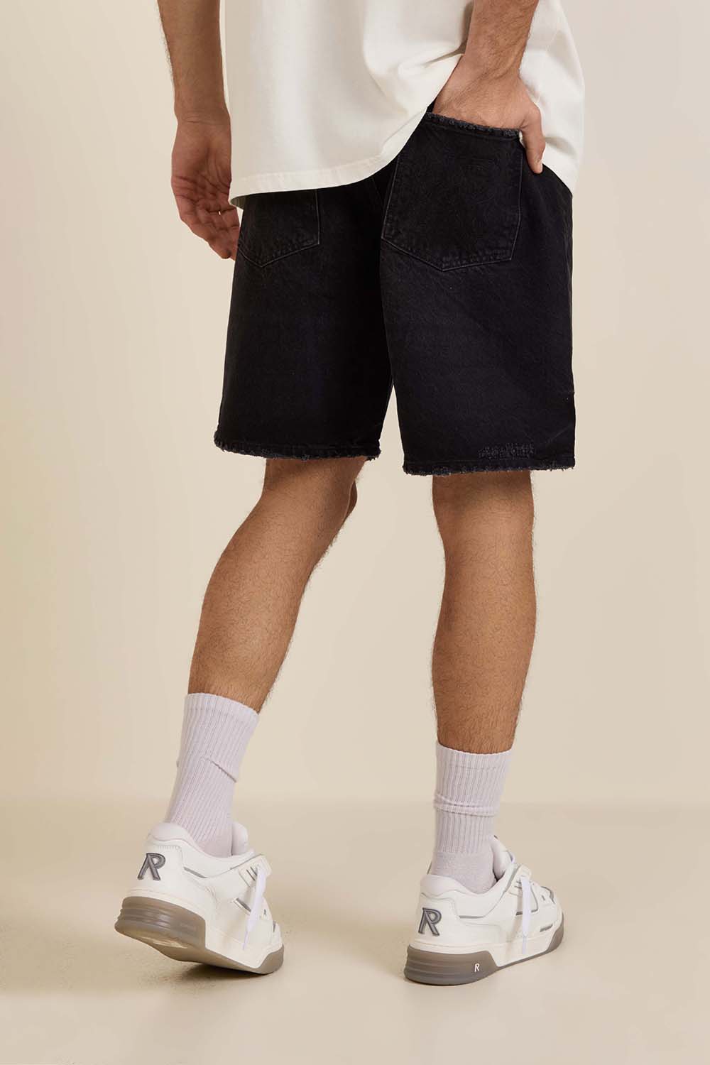 תמונת דוגמן אחורית של מכנסי ג'ינס אמצע