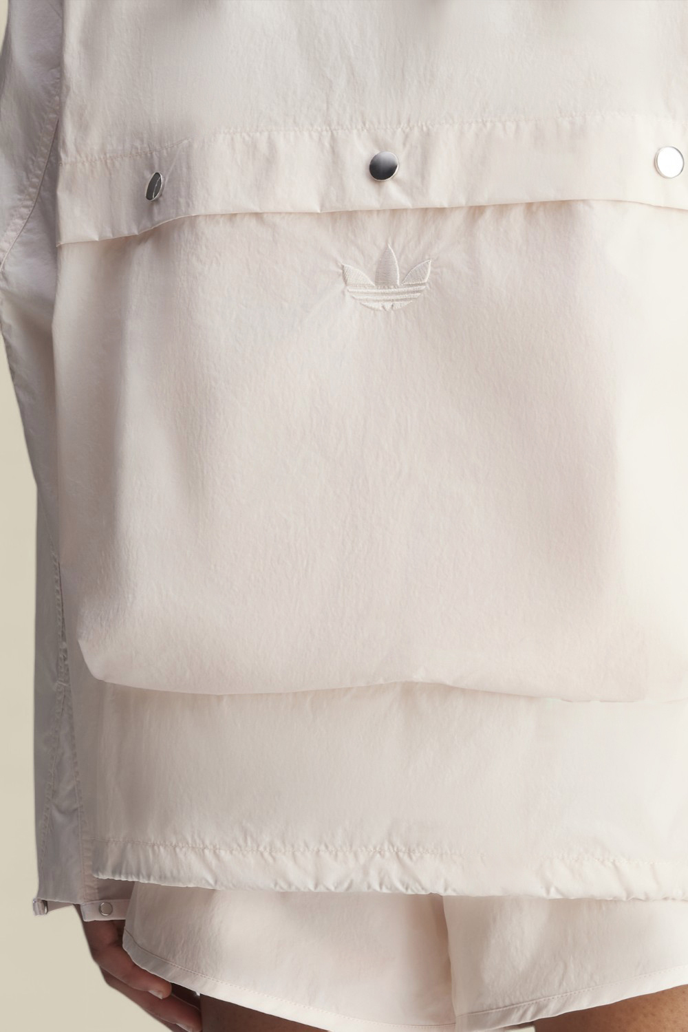 תמונת תקריב דוגמן של אדידס X וולס בונר סווטשירט