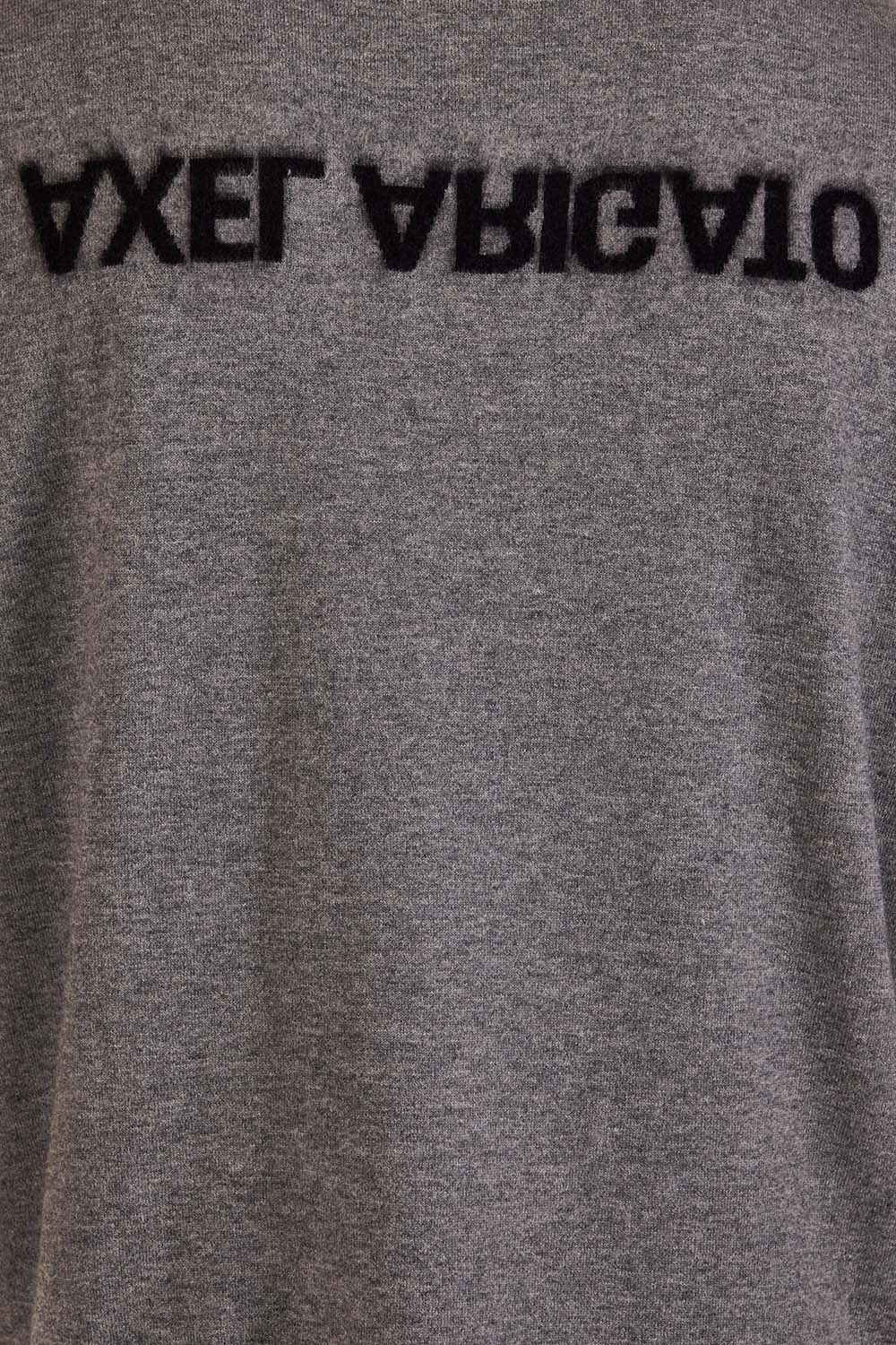 תמונת תקריב דוגמן של חולצת סריג