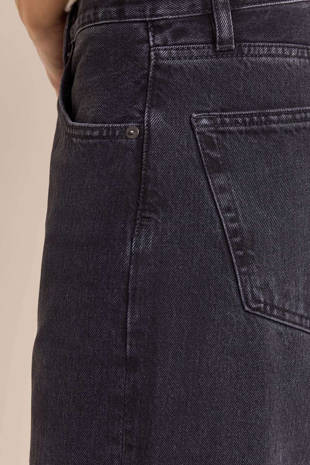 תמונת תקריב דוגמן של מכנסי ג'ינס בגזרה מתרחבת