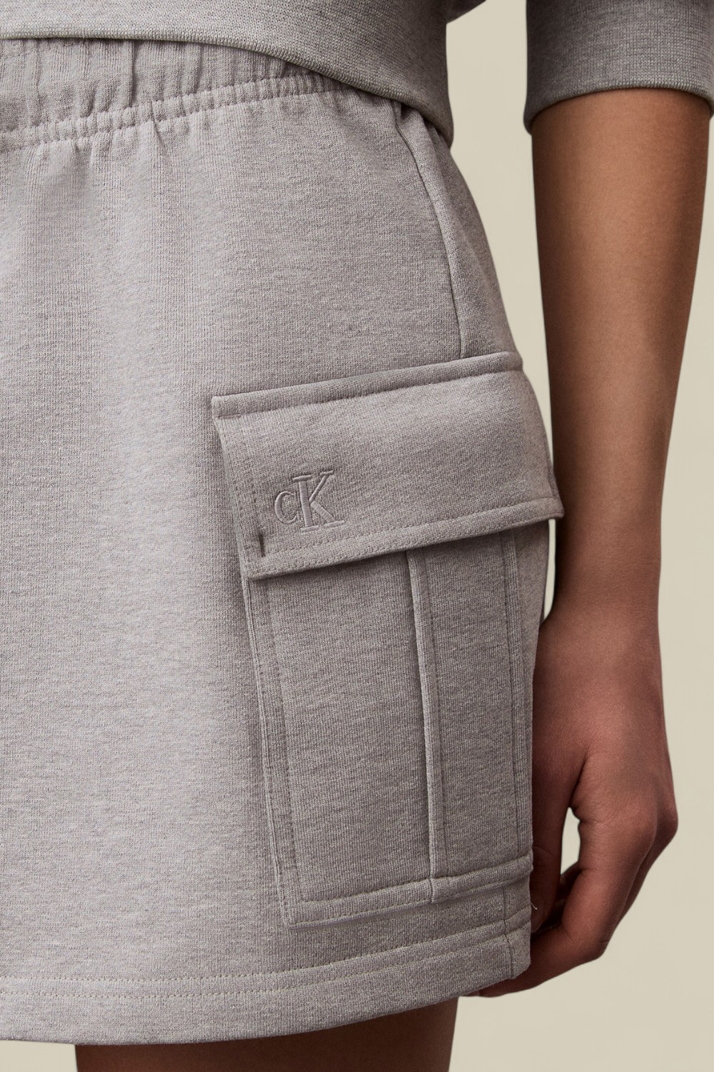 תמונת תקריב דוגמן של חצאית מיני קרגו