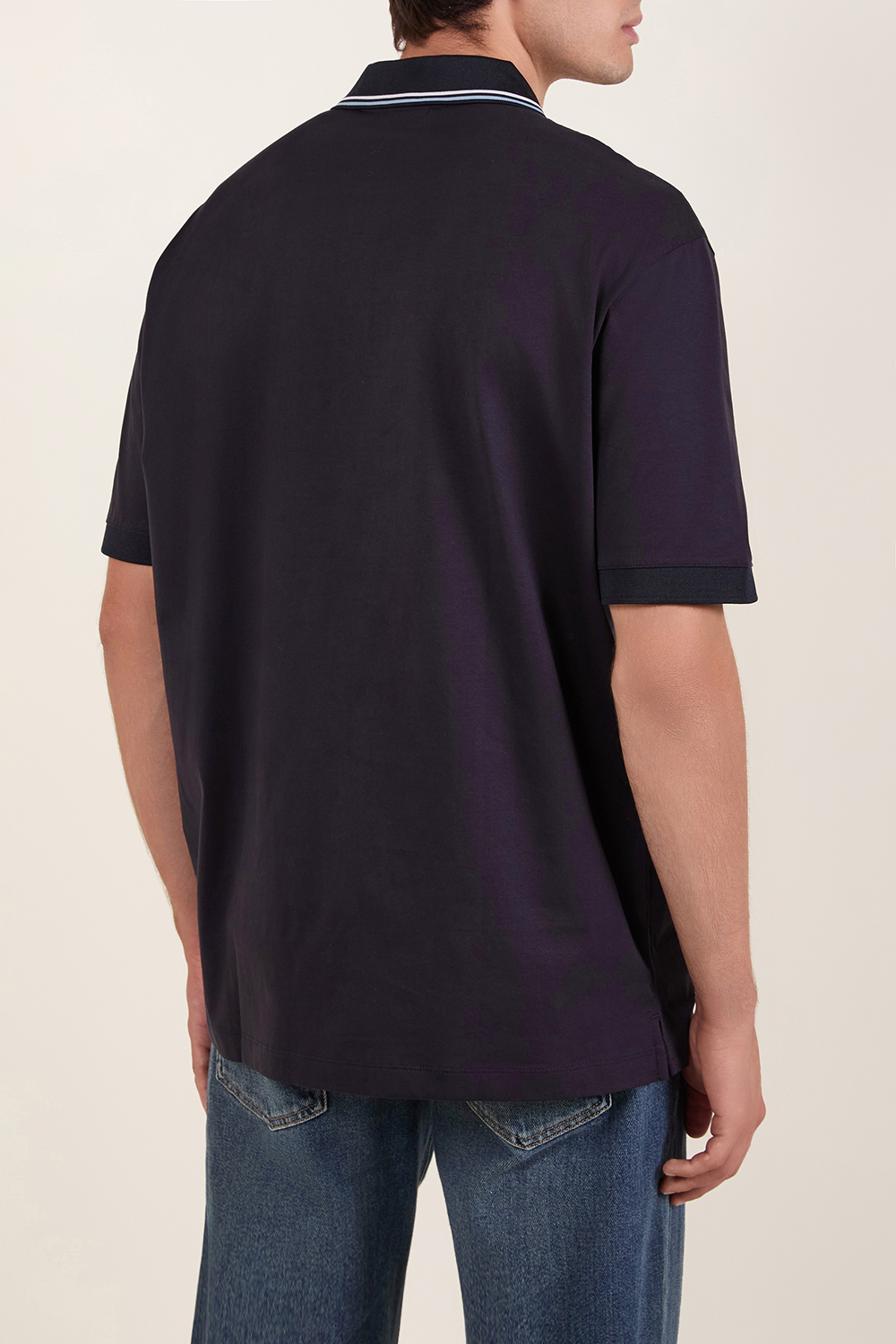 תמונת דוגמן אחורית של חולצת פולו