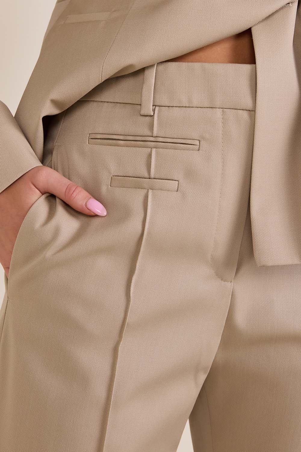 תמונת תקריב דוגמן של מכנסיים מחוייטים