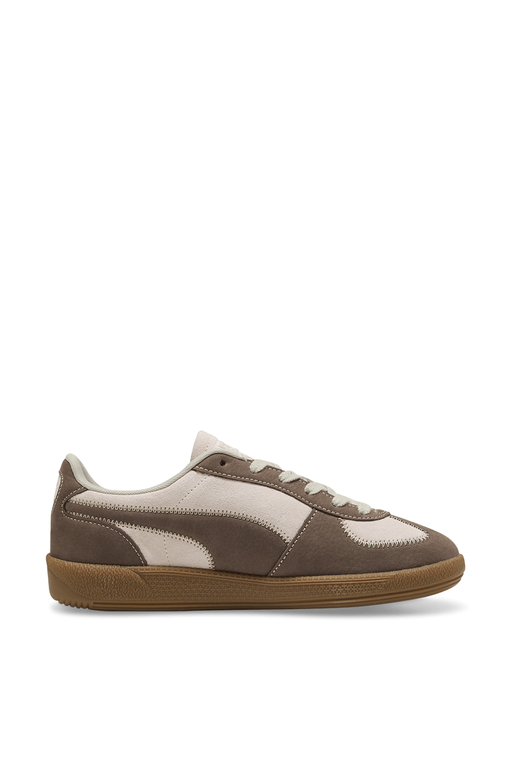 תמונה קידמית של נעלי סניקרס