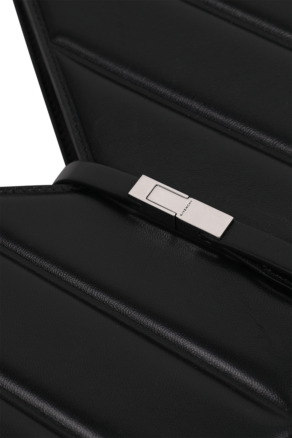 תמונת תקריב של תיק צד קאט אאוט שחור