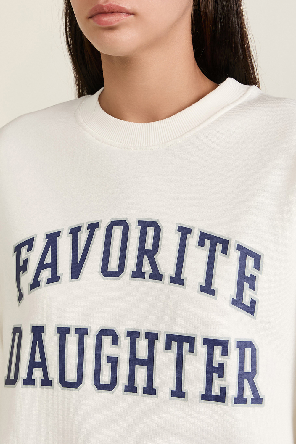 תמונת תקריב דוגמן של סווטשירט קולג' אוברסייז