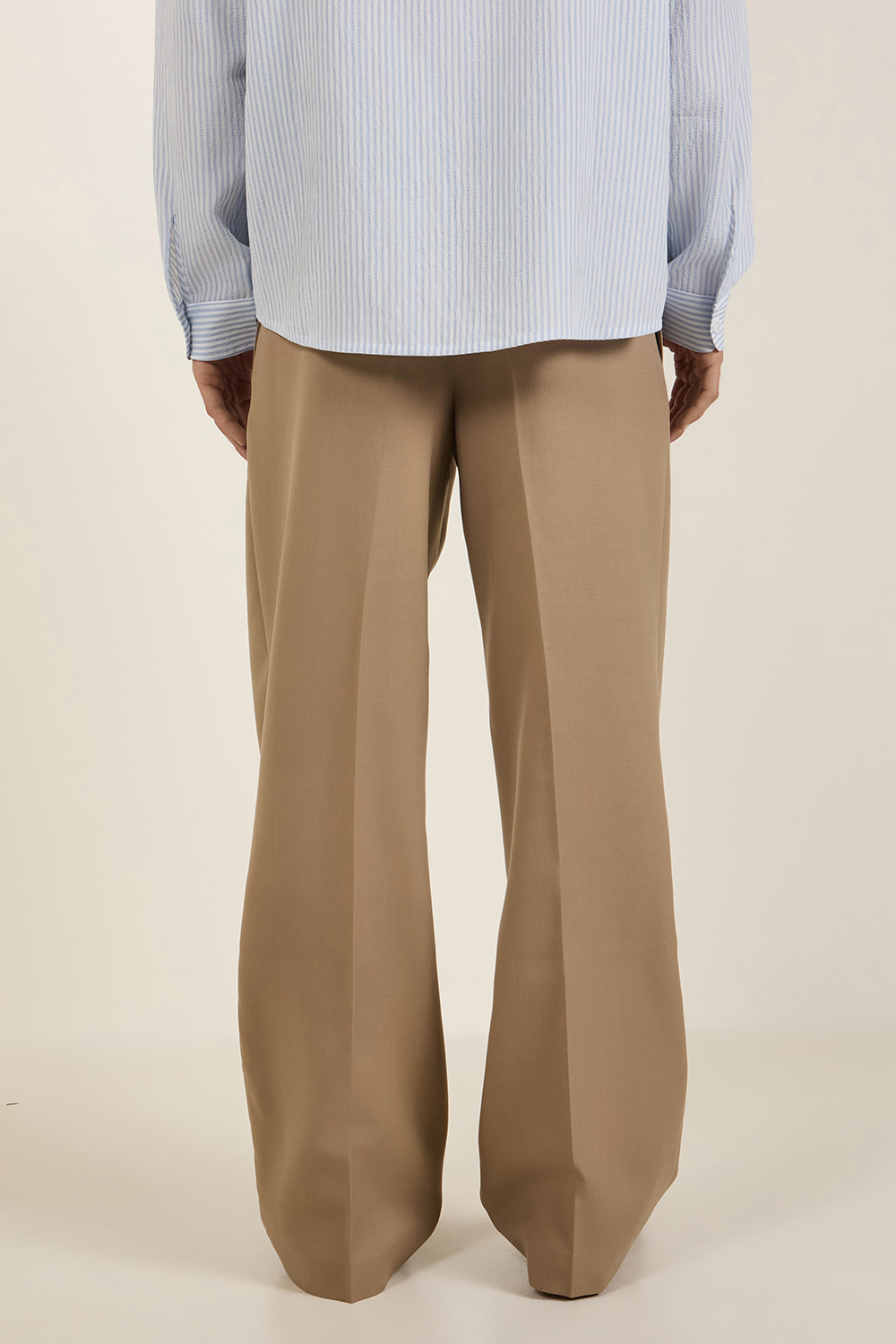 תמונת דוגמן אחורית של מכנסיים בגזרה מתרחבת