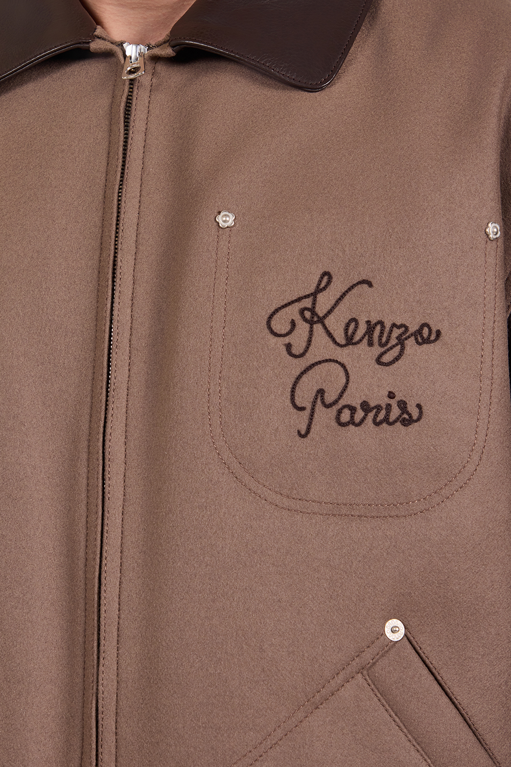 תמונת תקריב דוגמן של ז'קט צמר ועור