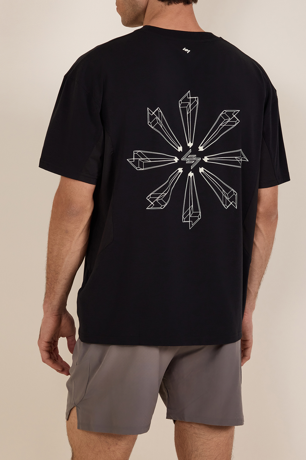 תמונת תקריב דוגמן של חולצת טי אוברסייז לאימון 247