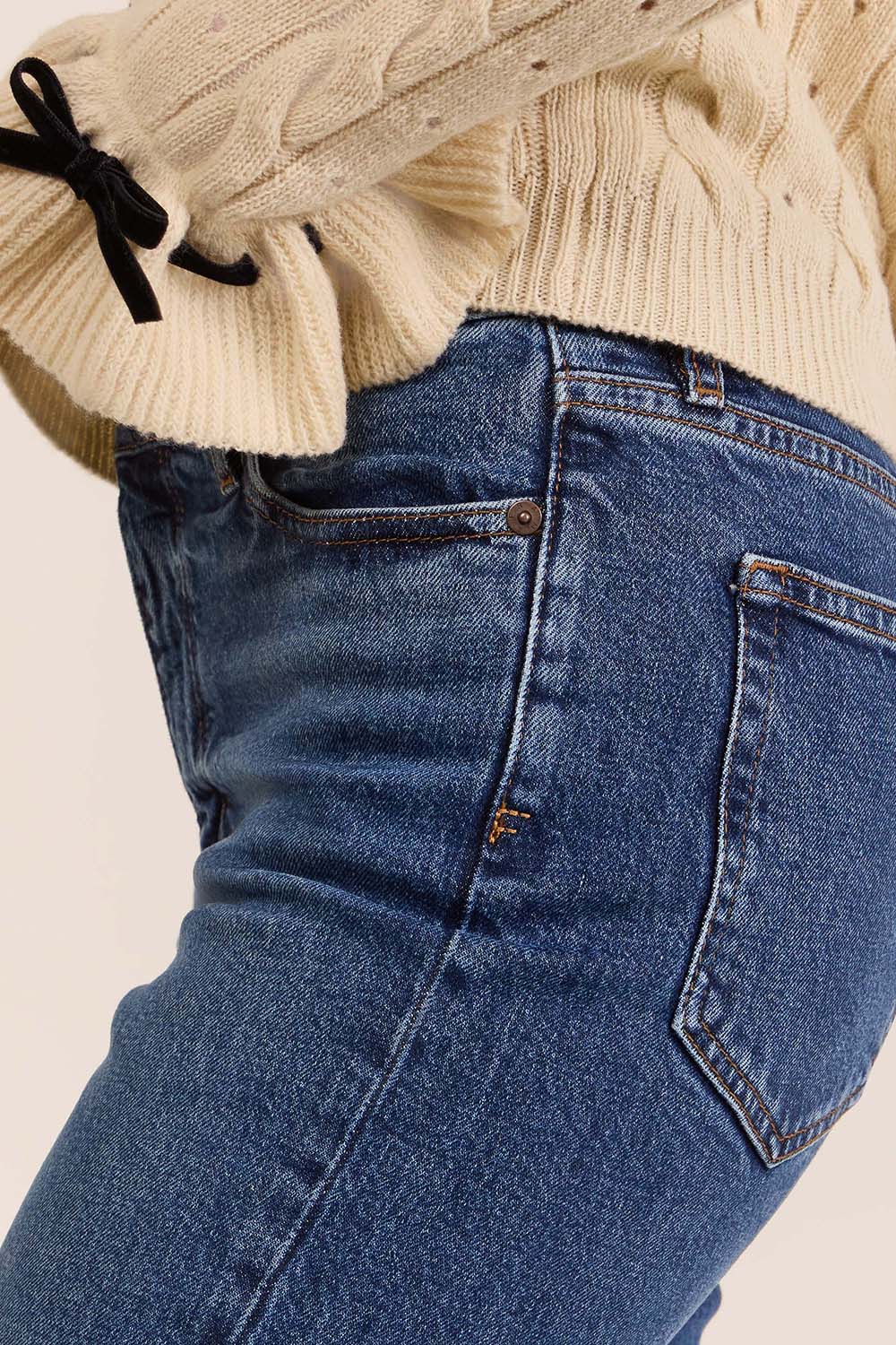 תמונת תקריב דוגמן של מכנסי ג'ינס בגזרת בויפרנד