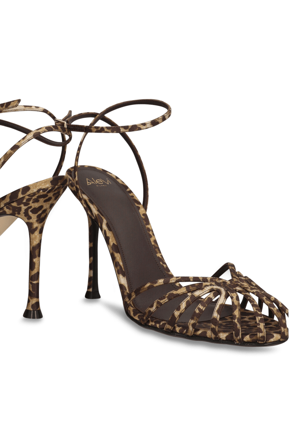 תמונת תקריב של סנדלי עקב מנומרות