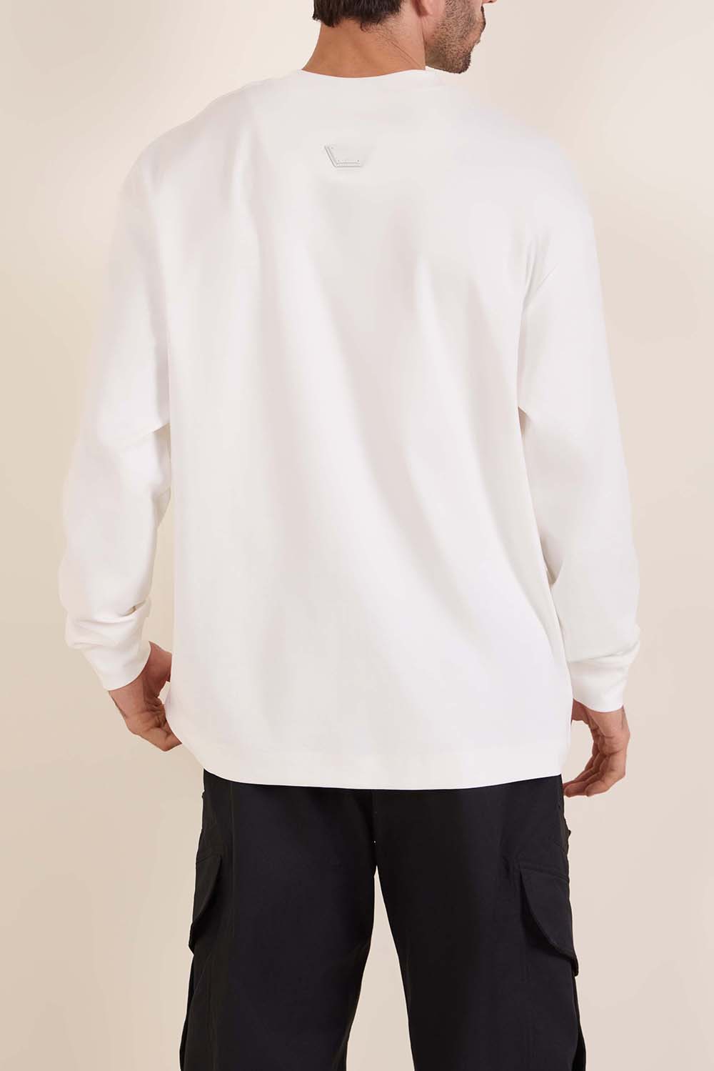 תמונת דוגמן אחורית של חולצת טי ארוכה אוברסייז