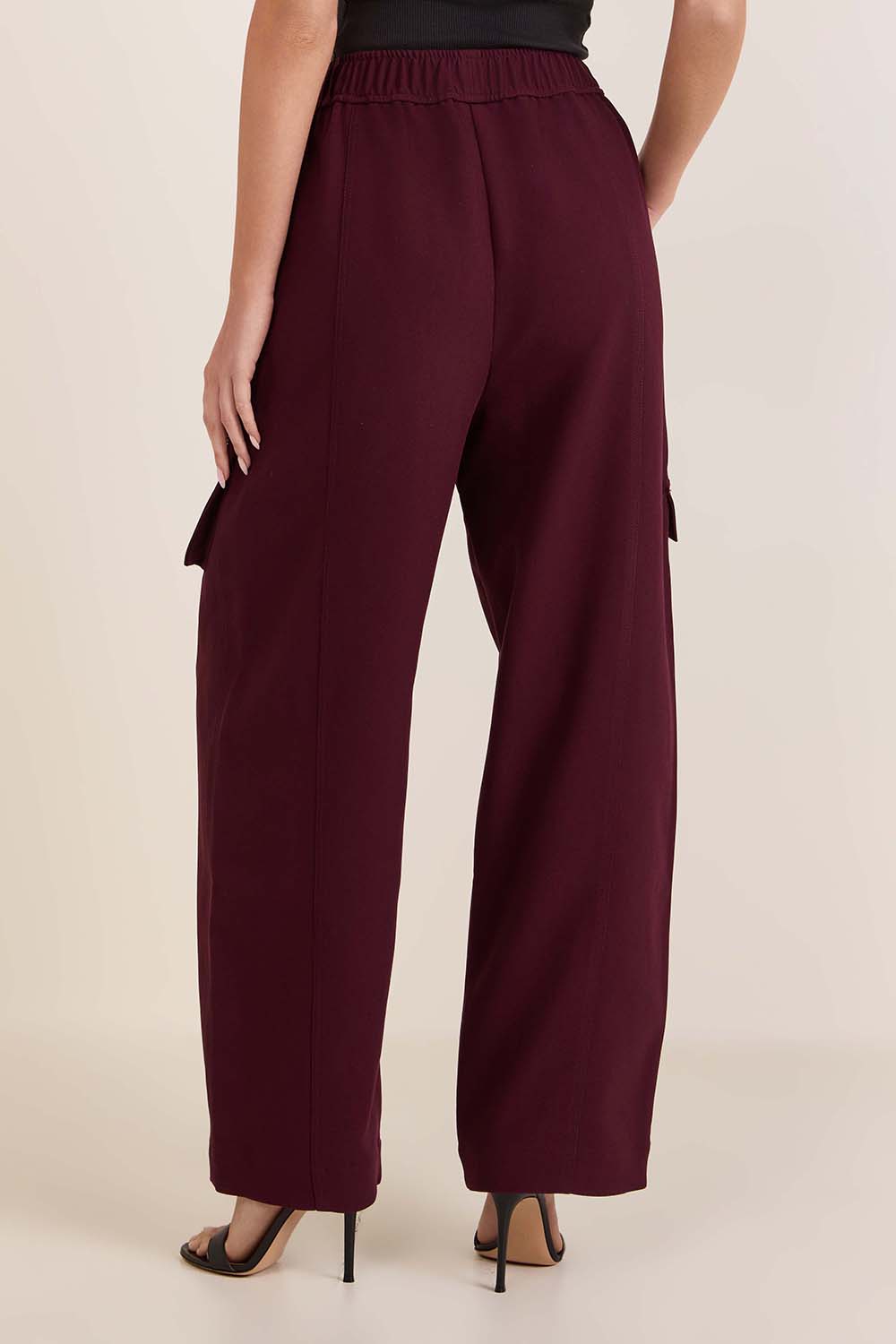 תמונת דוגמן אחורית של מכנסי קרגו