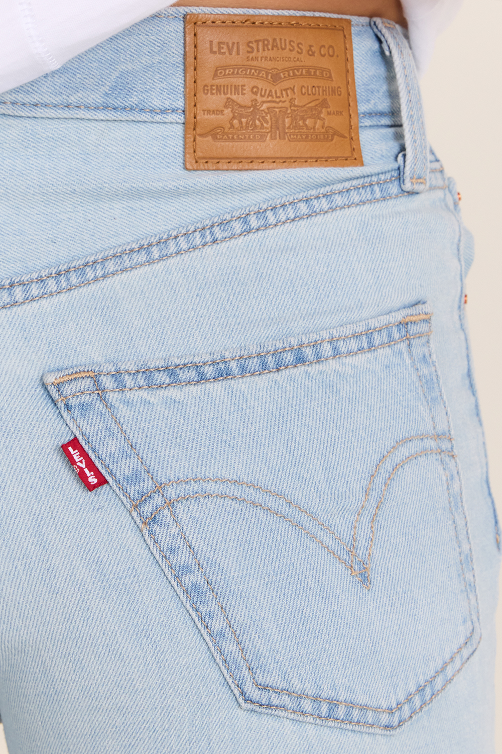 תמונת תקריב דוגמן של מכנסי ג'ינס מתרחבים