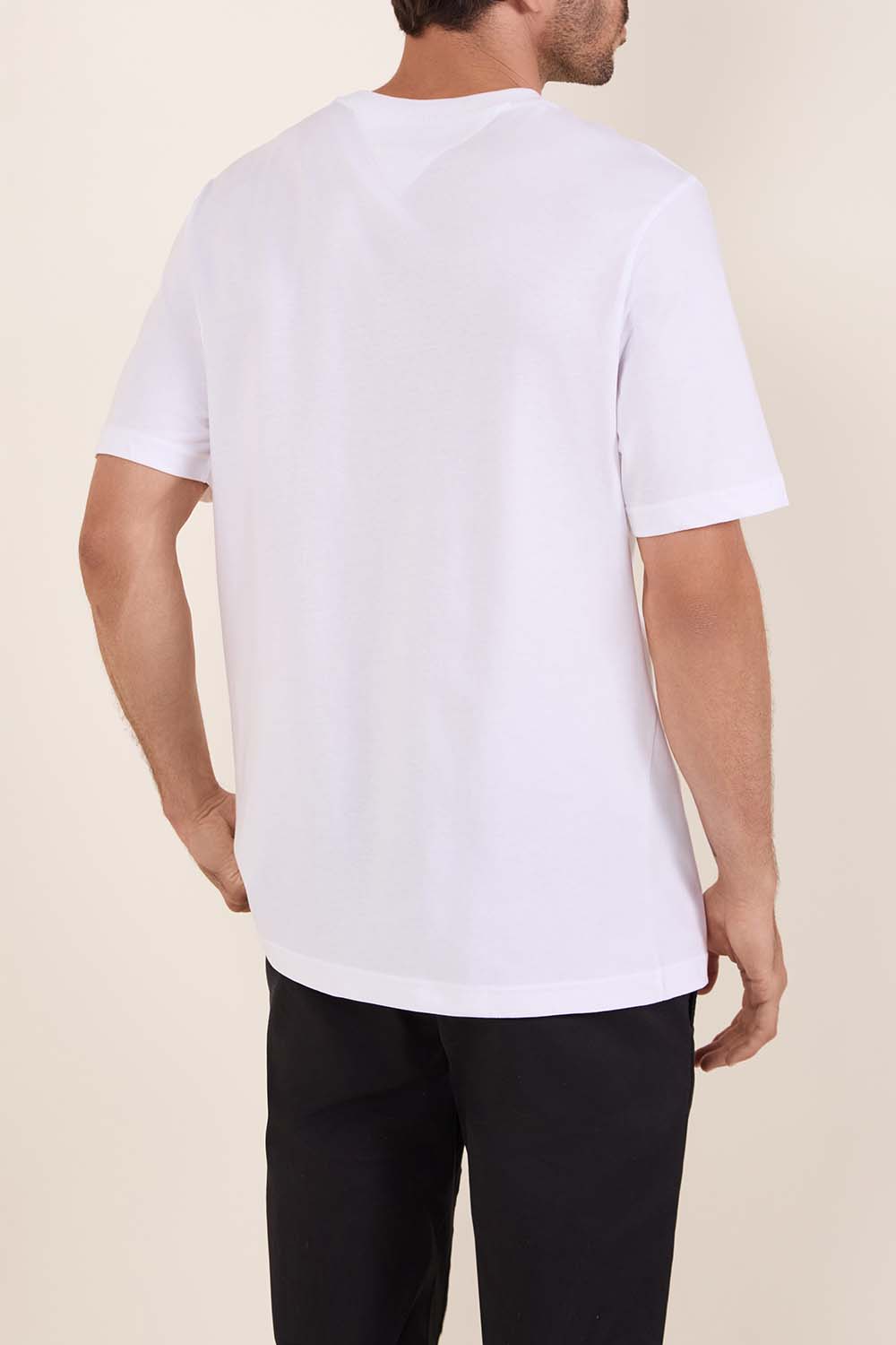 תמונת דוגמן אחורית של חולצת טי