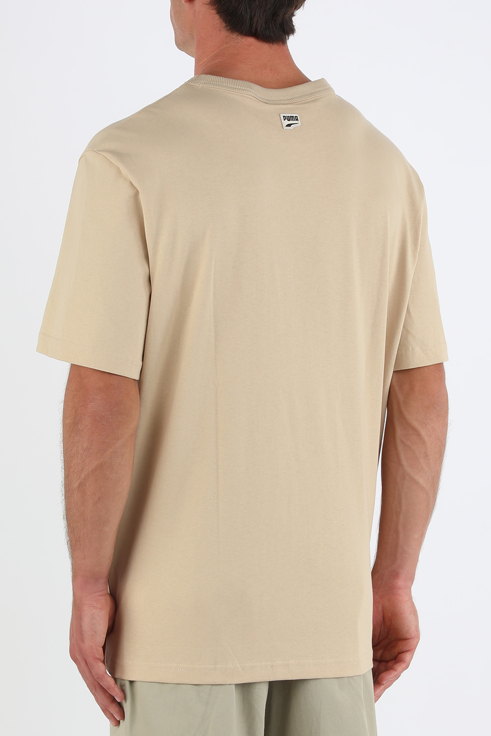 תמונת דוגמן אחורית של חולצת טי כיתוב ממותג בלוני בגוון חום