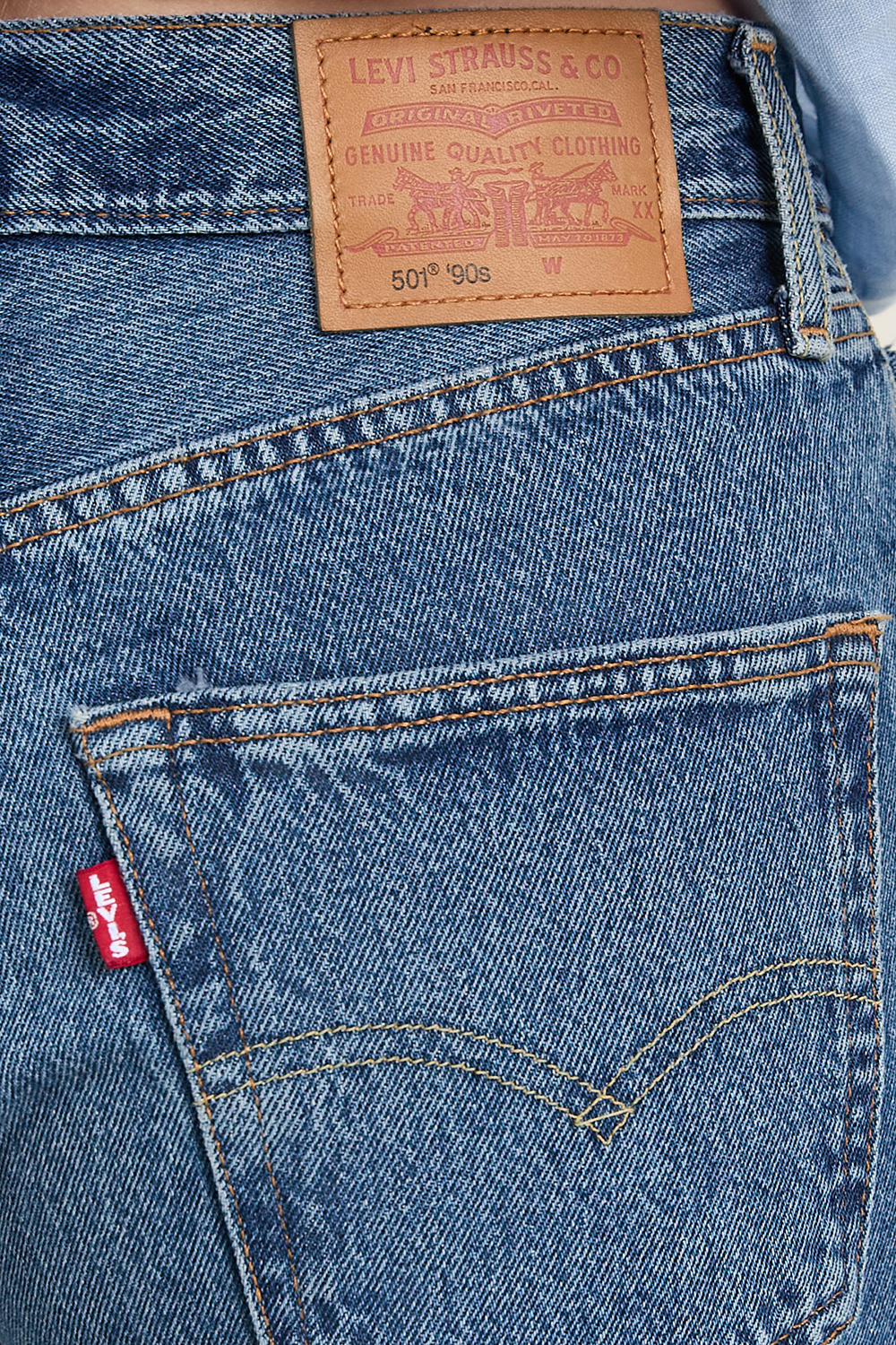 תמונת תקריב דוגמן של ג'ינס ישר